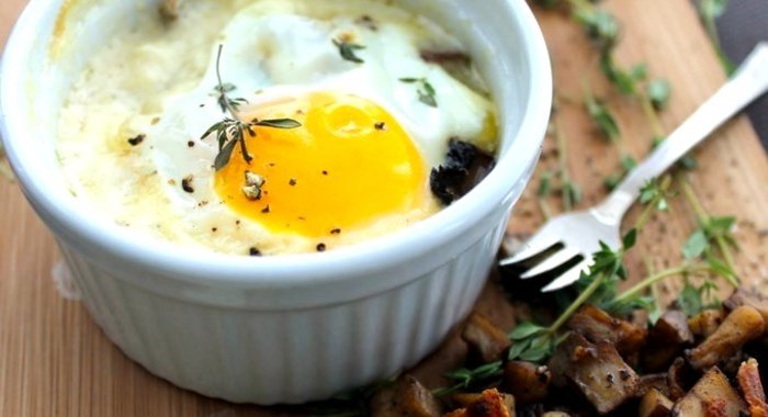 Печеная яичница с пармезаном и прованскими травами