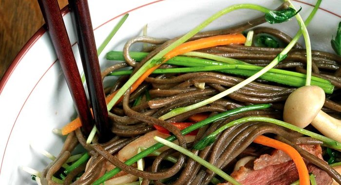 Гречневая лапша с овощами, уткой и древесными грибами