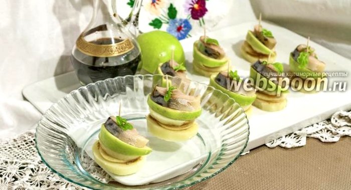 Канапе с провесной скумбрией и яблоком