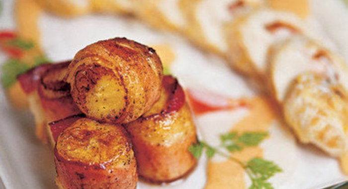 Гуляш из филе курицы с креветками и бананами, обжаренными в беконе