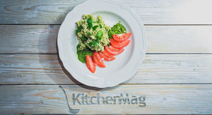 Яичный скрембл с авокадо и пюре из овощей