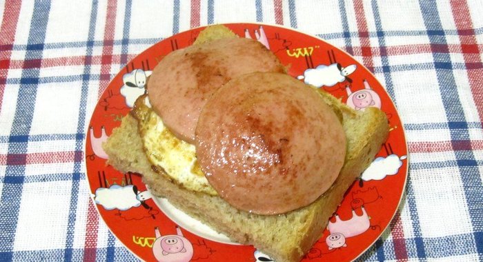 Бутерброд с яйцом и колбасой