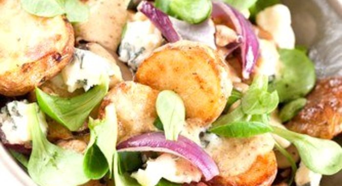 Теплый картофельный салат с маслинами, фетой и мятой