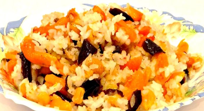 Постный плов с черносливом и курагой