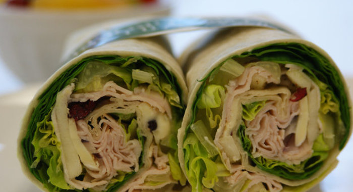 Рулет из лаваша с копченой куриной грудкой