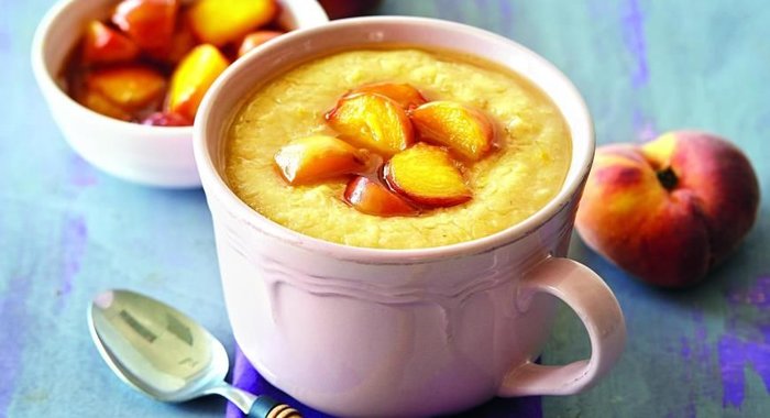 Овсяная каша с изюмом и персиками