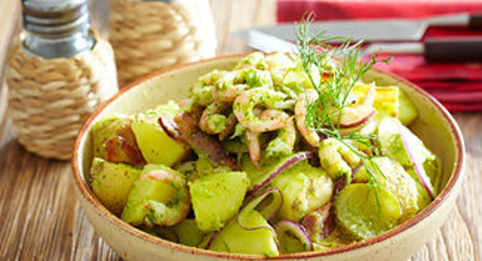 Картофельный салат с креветками в чесночном соусе с пряными травами