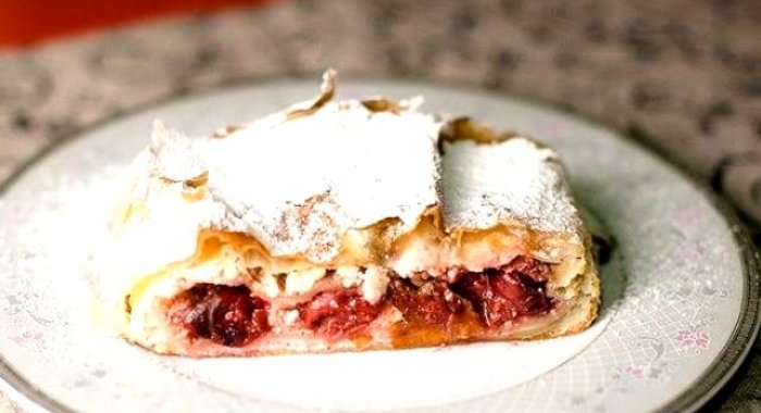 Штрудель с творогом и вишней