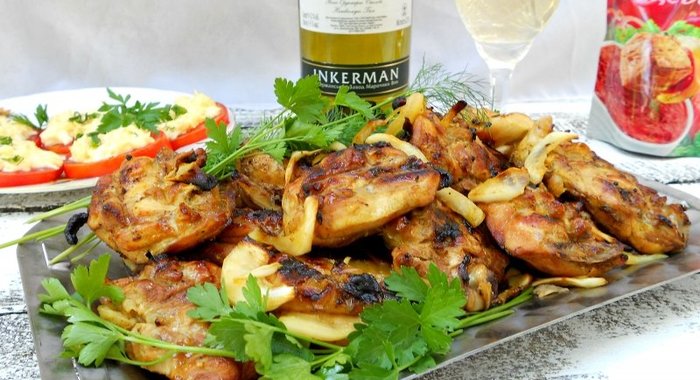 Куриные бедрышки на костре в соево-медовом маринаде с лимоном и карри