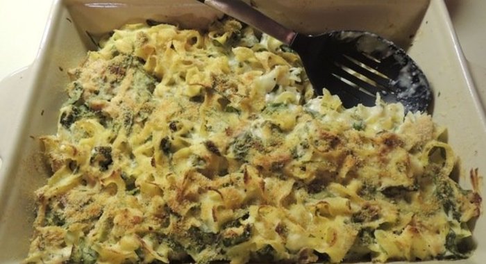 Запеканка с курицей, шпинатом и лапшой