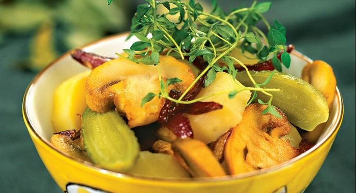 Картофельный салат с солеными огурцами и грибами