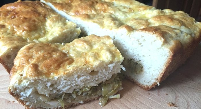 Капустный пирог с перепелиными яйцами и сыром