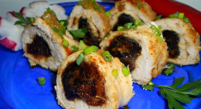 Куриные рулетики с финиками