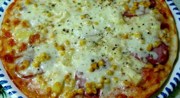 Пицца с ветчиной, кукурузой и ананасами
