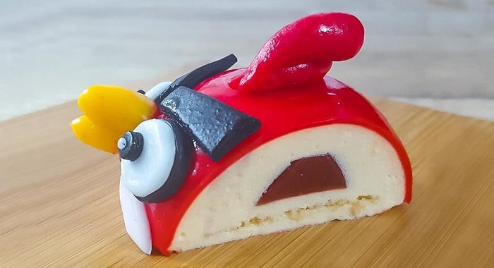 Базиликовый мусс Angry Birds с клубничным желе и хрустящей прослойкой штрейзель