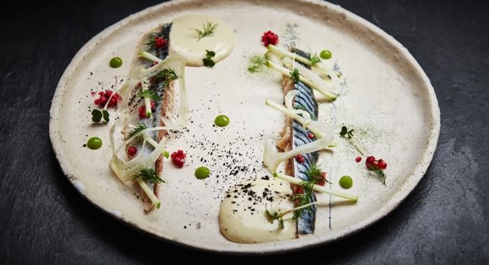 Маринованная скумбрия с антоновкой, крымским луком и картофельным кремом