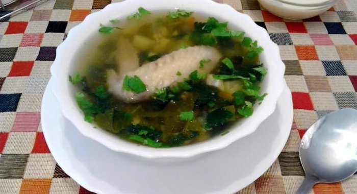 Зеленые щи с крапивой и щавелем с яйцом