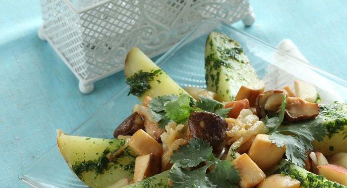 Картофельный салат с грибами и печеным чесноком