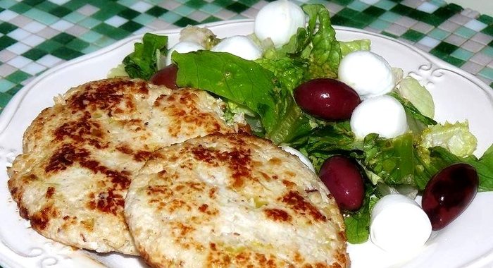 Котлеты из индейки с яблоками и орехами