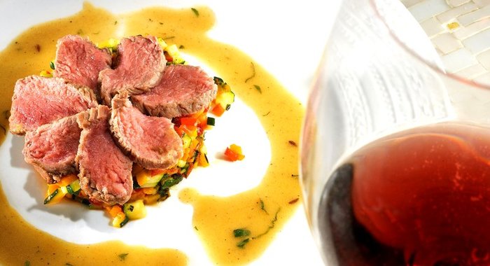 Тьян из баранины с овощным рагу и мятным соусом