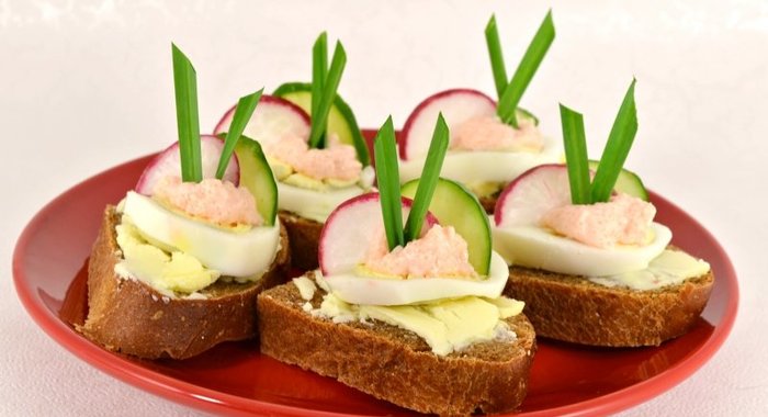 Бутерброды с маслом, яйцом и икрой мойвы