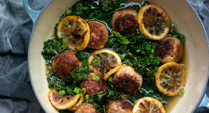 Куриные фрикадельки с лимоном и капустой кале