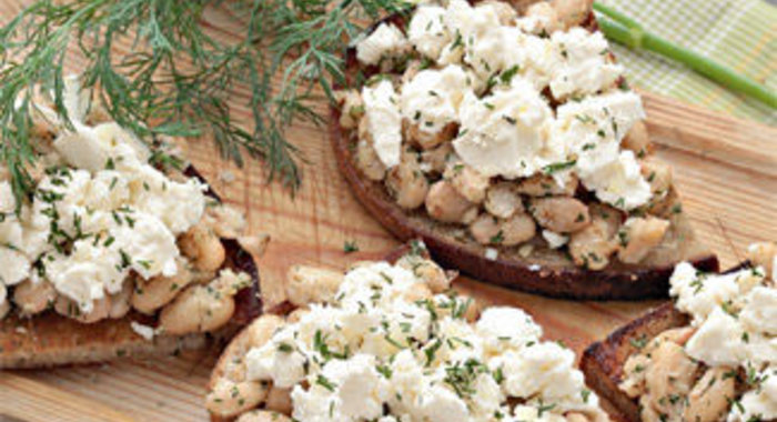 Тосты с фасолью и фетой