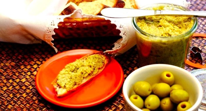 Тапенад из оливок с каперсами и анчоусом