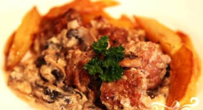Тефтели с грибным соусом и картофелем по-деревенски
