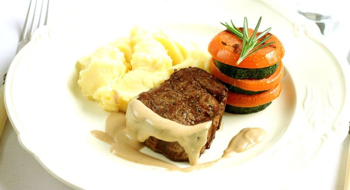 Стейк с перечным соусом, картофельным пюре и мильфеем из цукини и томатов