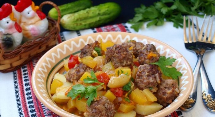 Фрикадельки с овощным соусом