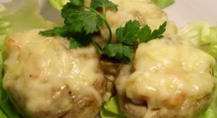 Жюльен из креветок с белым вином в шампиньонах