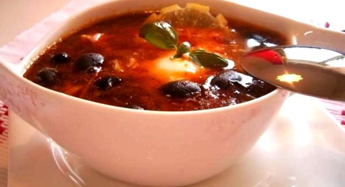 Солянка в мультиварке колбасная