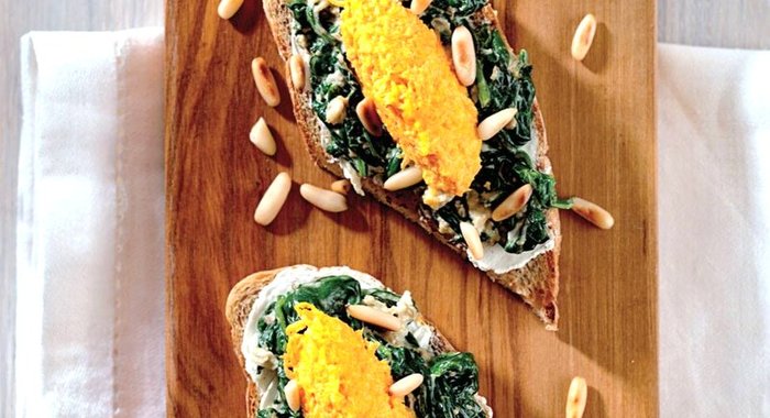 Бутерброд с щавелем, творожным сыром и морковным муссом