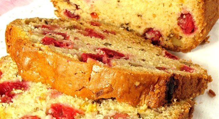 Быстрый кукурузный хлеб с клюквой и орехами