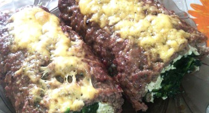 Мясной рулет со шпинатом и плавленными сырками