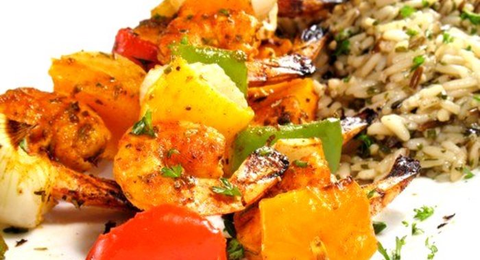 Шашлыки из креветок и манго в соке лайма