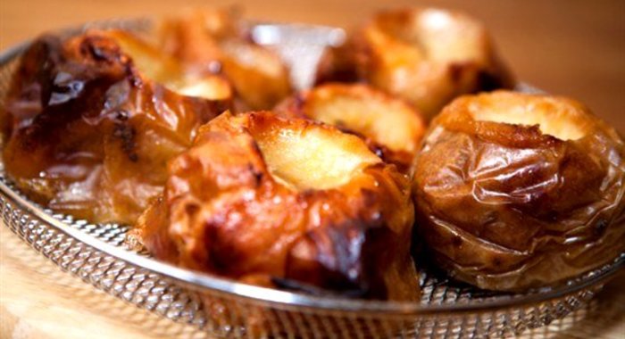 Яблоки, запеченные с вишневым джемом