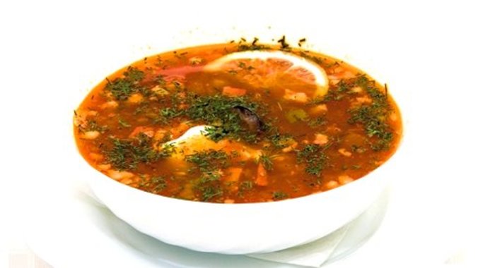 Солянка с колбасой в мультиварке