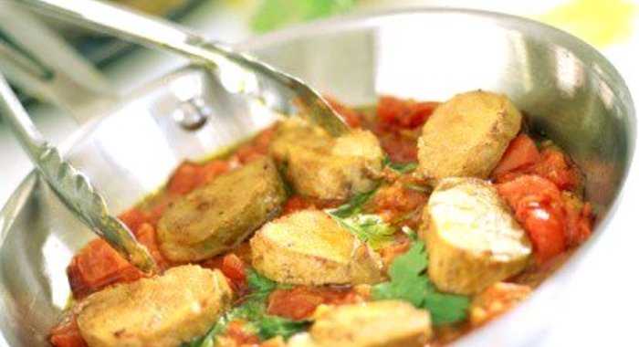 Соте из куриных грудок с томатами, маслинами и белым вином