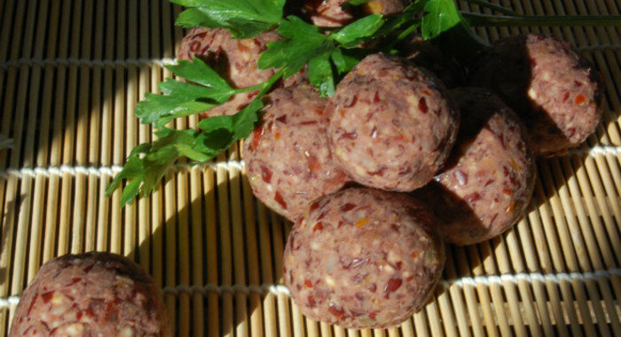 Шарики из фасоли с кизилом