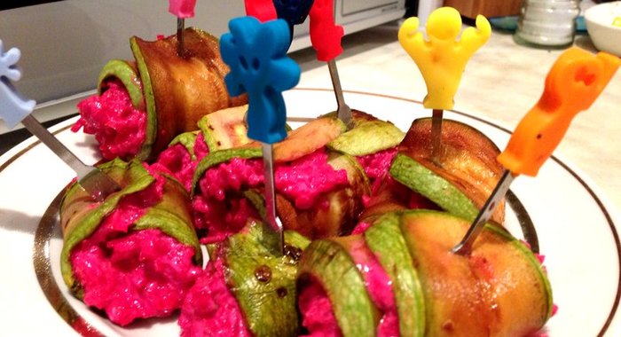 Рулетики из кабачка со свекольной начинкой