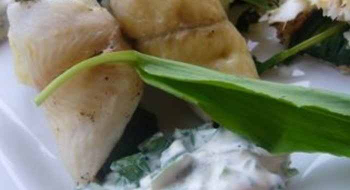 Рулетики из камбалы с черемшой с пюре и соусом