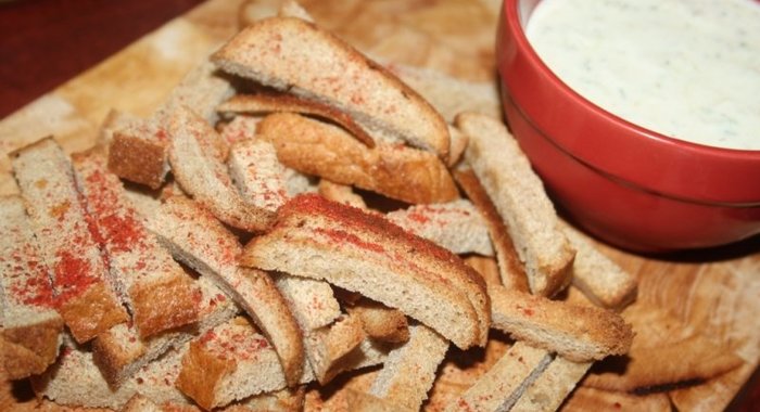 Дарницкие сухарики с соусом на основе йогурта