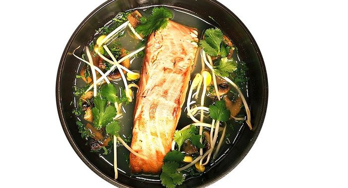 Лосось с острым лимонным бульоном