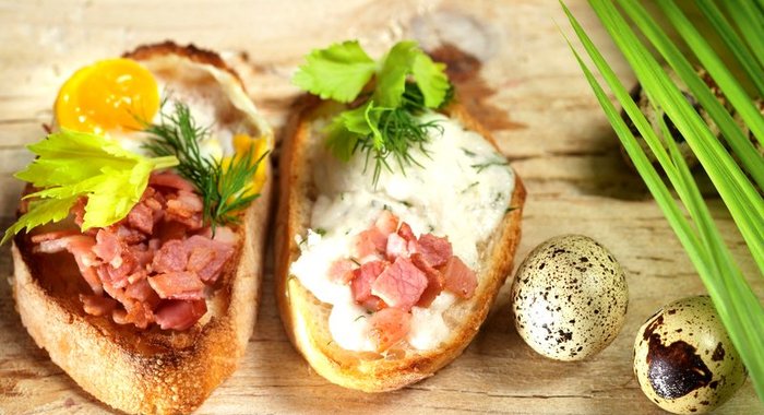 Тосты с брынзой, беконом и перепелиными яйцами