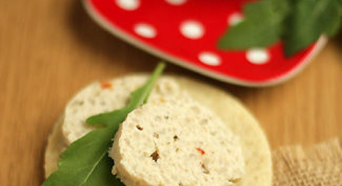 Куриная колбаса с бурым рисом на рисовом блинчике