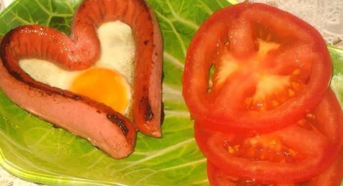 Яичница в сосиске в форме сердца