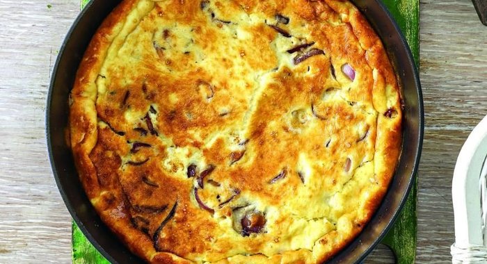 Запеченный омлет с красным луком, на сметане