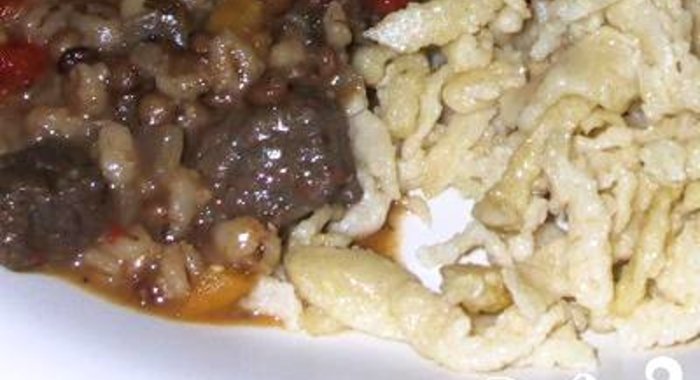 Жаркое из говядины с чечевицей и красным вином